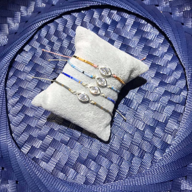 Armbånd med miniperler makramelås og øye med krystall