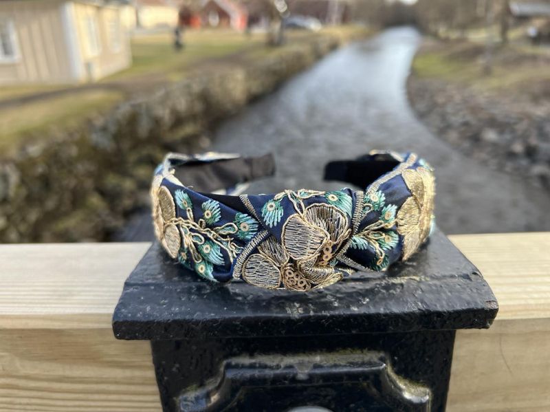 hårbøyle med frodig blomsterbroderi og gullbånd