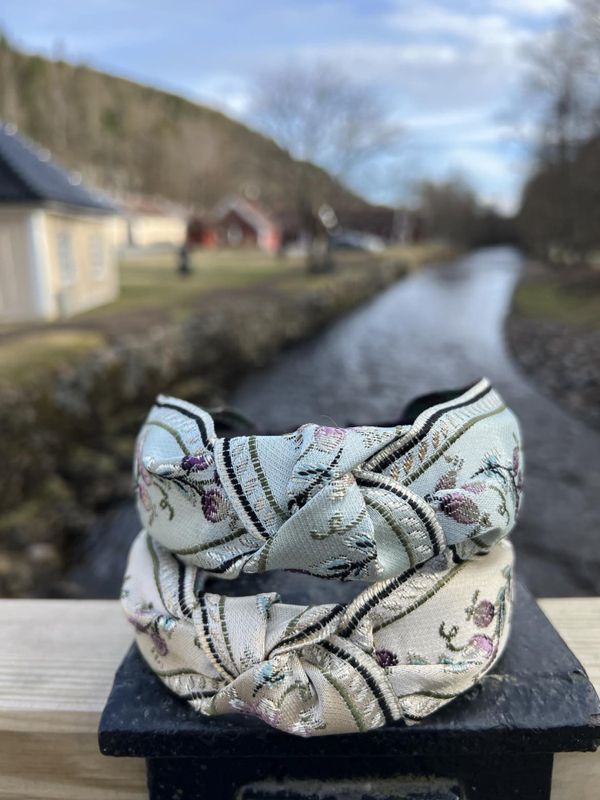 hårbøyle med blomsterbroderi 